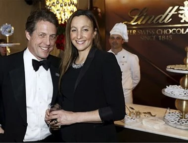 Χιου Γκραντ: Παντρεύτηκε στα 57 του ο «αιώνιος εργένης» του Χόλιγουντ (φωτό)